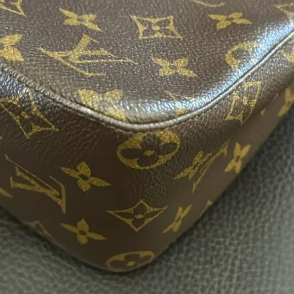 Louis Vuitton Looping MM Monogram Shoulder Bag - Picture 9 of 16
